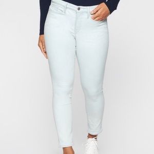 NWT Athleta Sculptek Skinny Crop Jean in Glacier Wash